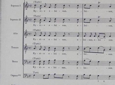 25. ábra: J. Haydn: Missa brevis in F a Kyrie tétel kezdő ütemeinek harmóniafűzése Harmóniai szempontból említésre érdemes a Kyrie tétel 26 31. üteme. A -4 kvintre eső, tercrokon hangnemek (Desz-dúr F-dúr) közötti közlekedés enharmonikus modulációval valósul meg.
