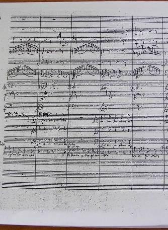 A partitúrában a fent bemutatott elképzelés szerepel, a szólamkották azonban egy egyszerűsített változatot tartalmaznak.
