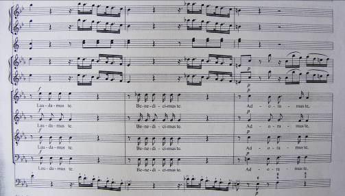 34. ábra: J. Haydn Missa in Es In honorem Beatissimae Virginis Mariae Gloria (12 14. ütem) A d-moll misében az Et resurrexit-szakasz a Credo első részének (Credo in unum Deum) variált visszatérése.