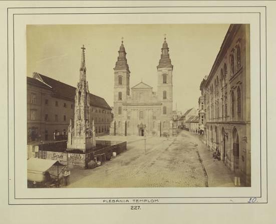 2. ábra: Az Eskü tér 1880 körül. A kép hátterében a Belvárosi Főplébániatemplom, a kép jobb oldalán a plébániaépület, előterében a Szentháromság-szobor áll. 10 (Forrás: Főv. Lt. XI.