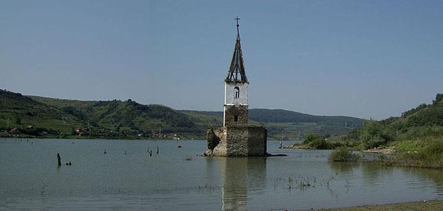 (1952 68) Az autó magyar, de román sofőr vezeti.