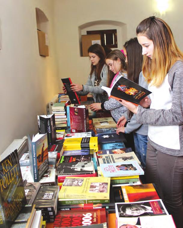 Többségében szépirodalomból áll a kínálat, de tudományos munkákat, gyermekeknek szánt műveket is találnak itt az érdeklődők. Emellett a román nyelvű könyvek sem hiányoznak.