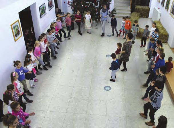 A Székelyhídi Református Egyházközség Nőszövetségének tagjai mellett eljöttek a csigacsinálóba az Érköbölkúti Nőszervezet és a helyi Búzavirág Népdalkör asszonyai is.