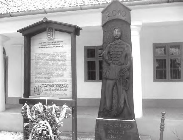 A tizenötödik aradi vértanúra eddig kopjafa emlékeztetett Érsemjénben Kazinczy Lajos honvéd ezredes arcképe A hajdú-bihari huszárbandérium mely 29 éves hagyományőrző munkájának elismeréseként a múlt