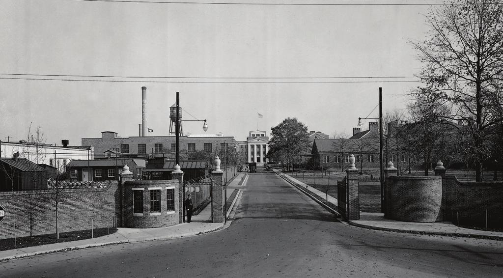 Ezt az alapelvet George Merck fektette le 1950-ben, amikor kijelentette: Próbáljuk