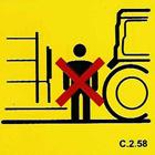 Tilos a munkagéppel munkahelyzetben (leengedve), vagy nem szállítási (kiemelt, nem összecsukott, nem biztosított) helyzetben közlekedni még a