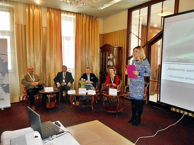 6 A résztvevők előadásokat hallgattak meg az Interreg V Szlovákia-Magyarország Együttműködési Program rejtette lehetőségekről és a 4 országot érintő Magyarország-Szlovákia-Románia-Ukrajna ENI határon