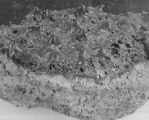 A gőz által kifejtett jelentős feszítőerő, továbbá az adalékanyag és a cement eltérő duzzadási-zsugorodási jelensége miatt a felszín közelében a beton húzószilárdsága lokálisan kimerülhet.