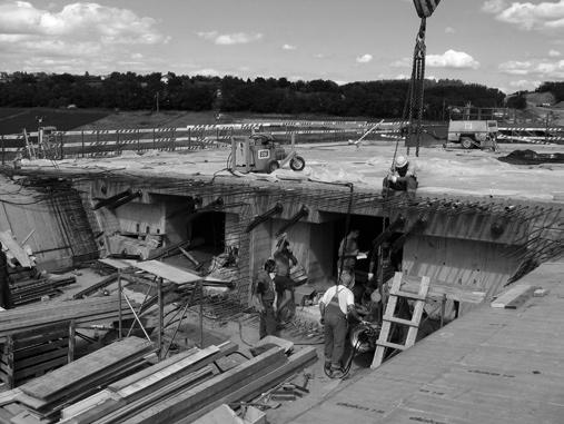 5. ábra: S27 híd keresztmetszete 4.3 Alépítmények Hídfôk A hídfőknél a cölöpöket összefogó lemeztömbre tömör felmenő falazat készült, ehhez csatlakoznak a töltést lezáró szárnyfalak.