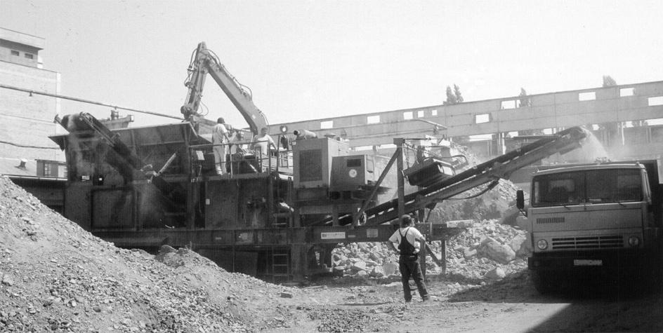 2. ábra: Bontási hulladék elôkészítése (Kiss és Társa Budafoki Építôipari és Szolgáltató Kft.) tégla/beton- vagy téglahulladék.