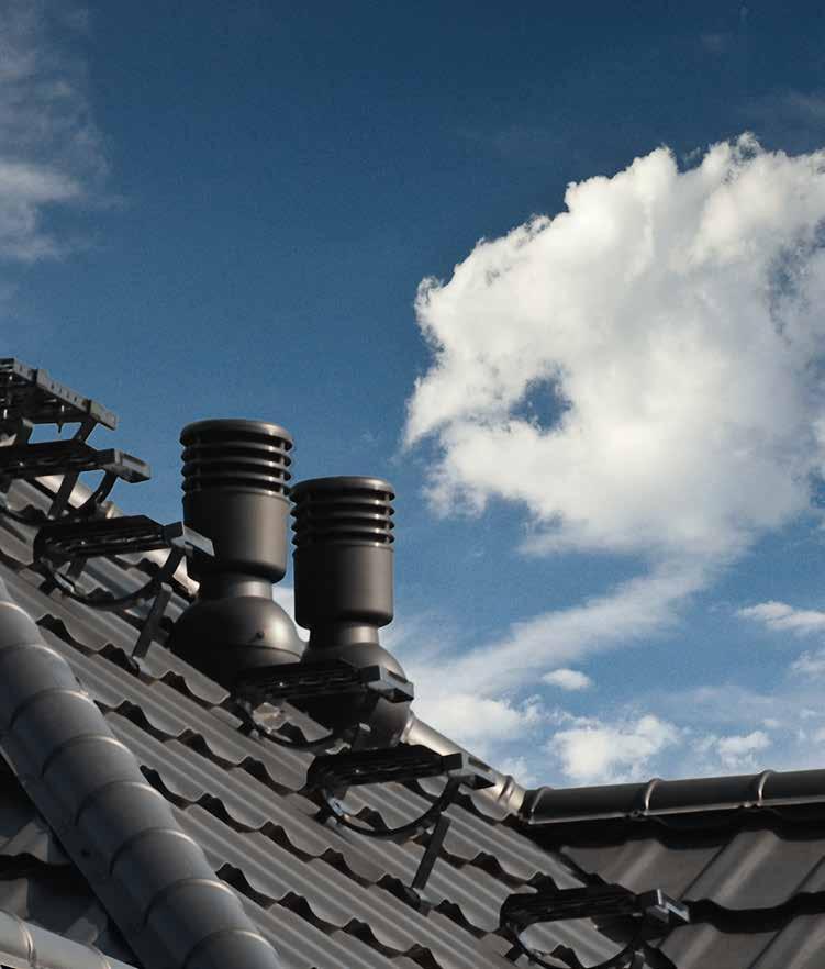 Modułowe Dachówki Blaszane Kémények és tetőablakok A tető megfelelő szellőzése kulcsfontosságú a felesleges vízpára épületből való elvezetése, egyúttal a helyiségekben való lecsapódásának a
