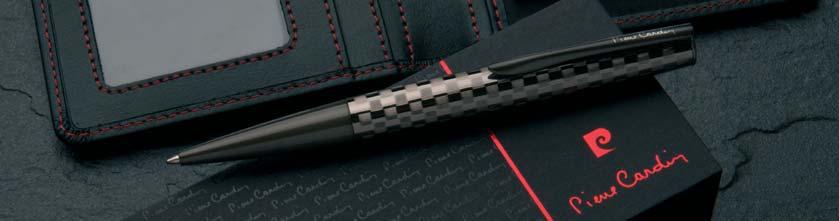 B0101200IP3 MONTMARTRE A13,7 1 cm D40 5 mm CG2 B20 Pierre Cardin fém golyóstoll különleges kockás díszítésű felületi gravírozással. A golyóstoll kék színű minőségi tollbetéttel (0,5mm) van ellátva.