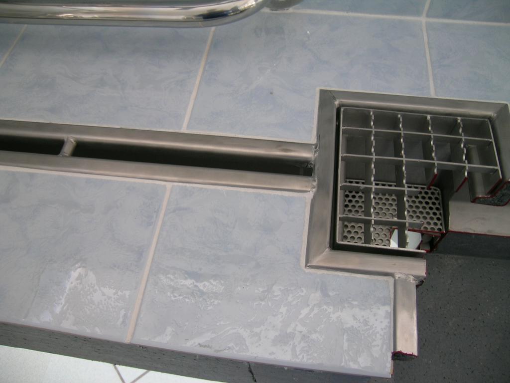 A rés- és sávfolyóka elemek maguk biztosítják a lejtést, így csak a beton tetejét szükséges az előírt szinten