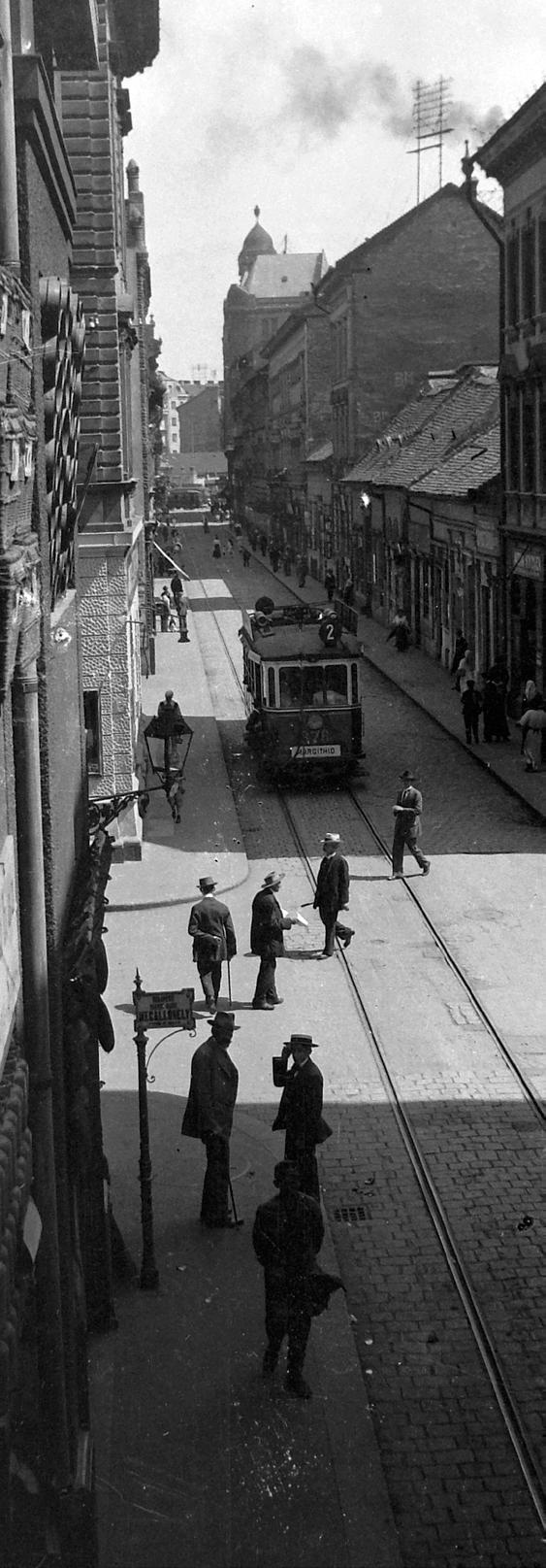 Míg a dolgozók nagy része a fronton harcolt, addig Budapesten sem állhatott meg az élet. A katonák nem értek haza, mire a falevelek lehullottak, sőt újabb és újabb háborús ősz érkezett.