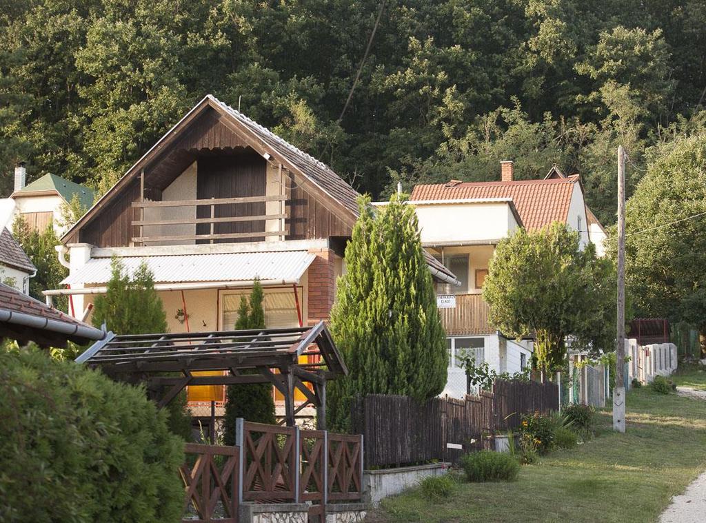 Üdülőházas beépítés Döbrönte belterületétől délre, Bakonyjákó felé alakultak ki üdülőterületek.