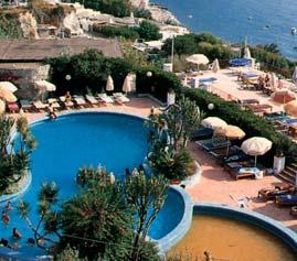 (max 4 fő/kocsi) Panoráma fekvésű, medencés standard rezidencia a Sorrentoi- félsziget csücskén, Capri-szigetével szemközt. Buszmegálló 100 m-re.