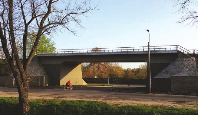 A hídfők pengefalas homloksíkja szükségképpen magán viseli egy kényszerű építés közbeni változtatás nyomait, azonban az e vonatkozásban tájékozatlan szemlélő számára kifejezetten esztétikusan,