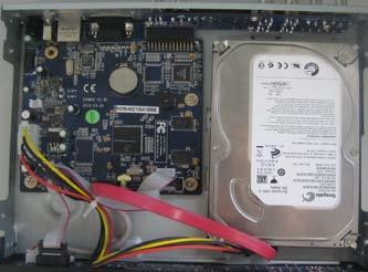 1. HDD beszerelése 1.1 HDD beszerelése Figyelem: 1. Ebbe a szériába egy SATA HDD szerelhető. Csak azt a HDD-t használja, amit a gyártó kifejezetten biztonsági területre ajánl. 2.