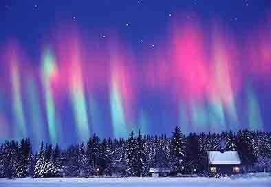 Sarki fény (aurora borealis) A napból napkitörésből származó töltött részecskék (elektronok, protonok, egyéb ionok)
