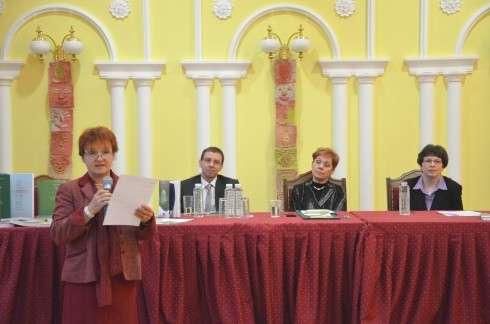 (Tarnóczy Mariann köszönti a megjelenteket Molnár Edvárd felvétele) A határon túli identitás jellemzőiről írva Gereben Ferenc szociológus megállapította, hogy Vajdaság és Magyarország tűnik a