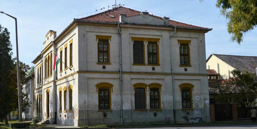 Akkor ez az iskola volt a város és a Debreczeni Református Egyházkerület egyetlen emeletes iskolája.