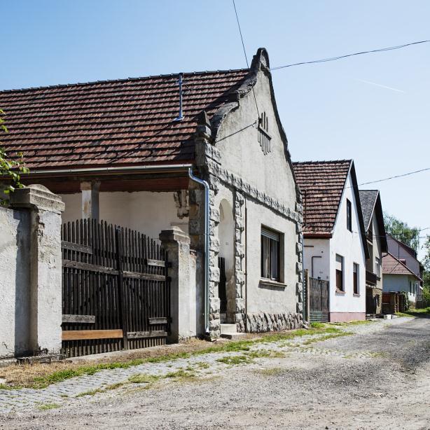 Az urasági központ a település központjában ma múzeumként működik.
