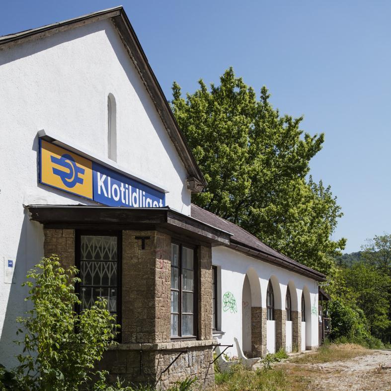 Klotildliget önálló városrészként elsősorban régi, szép villáiról és fasorairól ismert. A vasúti állomás igazi identitásadó épület: elválaszthatatlan Klotildligettől.