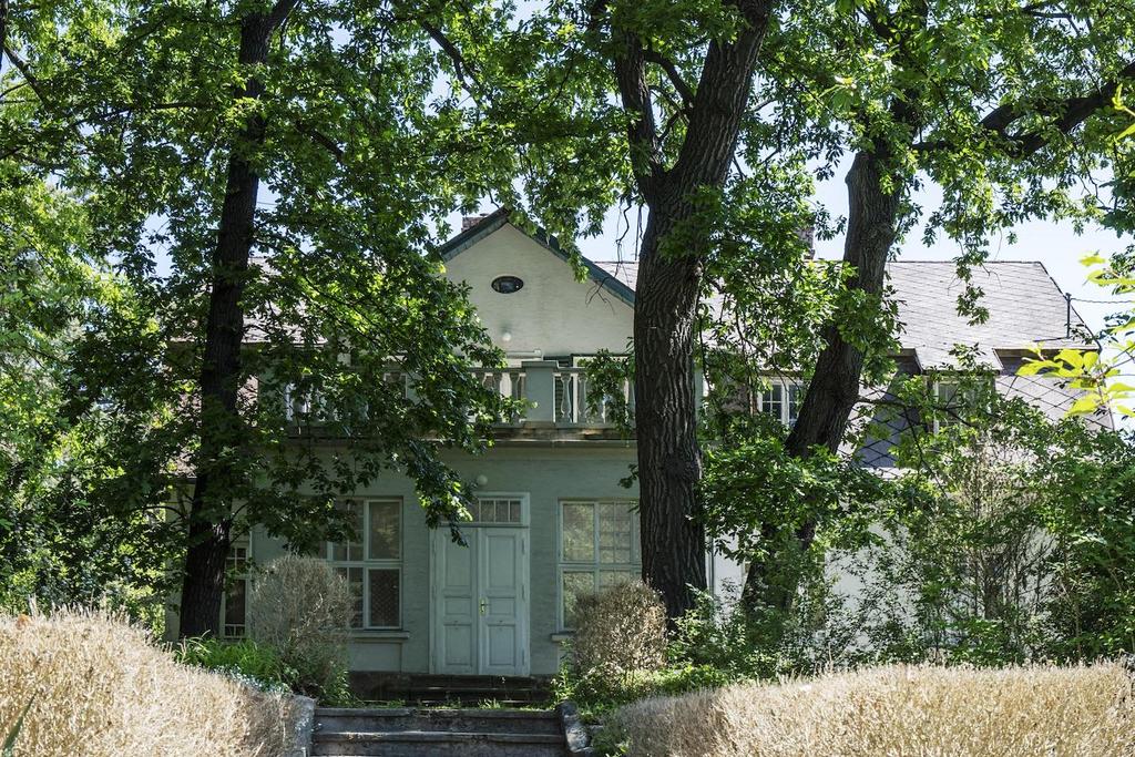 Kós Károly tanítványa, Sorg Antal tervezte a klotildligeti református templomot, látszik is rajta a székelyszász gyökerű erdélyi építészet iránti tisztelet.