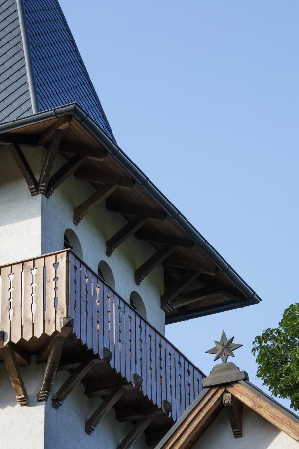 álló székelykapu kettőse. A Nagybaczoni-villa Klotildligeten. Manzárdtetős kialakítású, egyszerű tömegű lakóház, kisebb léptékű kiegészítésekkel.