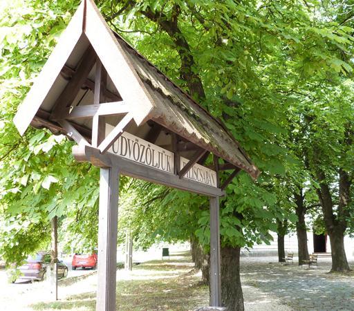 A kirándulóhely autóval, busszal és vonattal egyaránt megközelíthető.