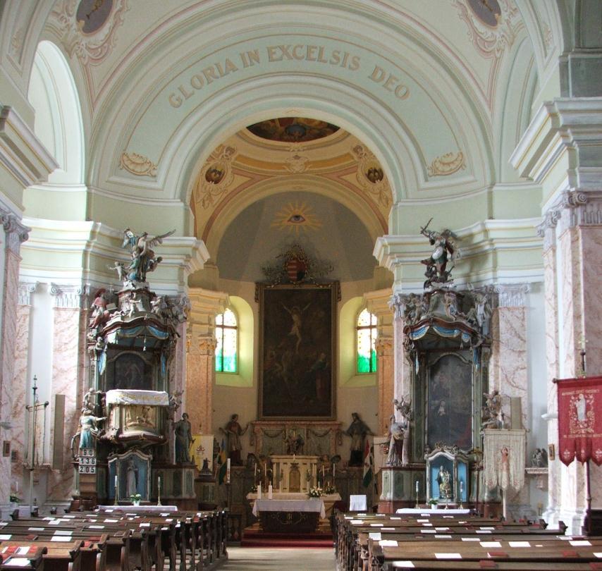 A műemlék templom belső kialakítása is a barokk formakincsét hordozza A templomnak három bejárata van.