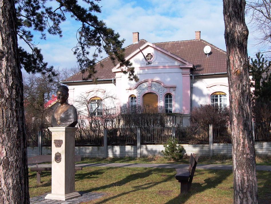 Helyi védelem alatt álló örökségi elemek A Sándorffy-villa Az építészeti örökség helyi védelméről szóló 16/2008. (X.30.) sz.