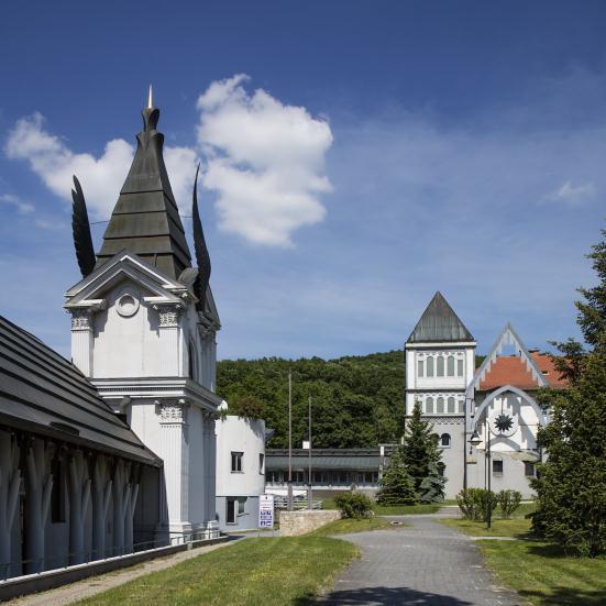 Itt az oktatási és ezt kiszolgáló funkciójú épületek kaptak helyet, helyenként egyedi építészeti stílusban (pl.: Stephaneum Makovecz Imre).