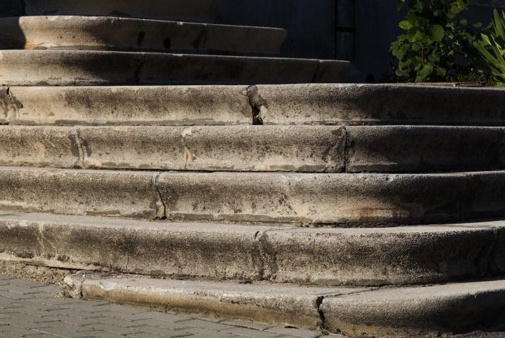 többékevésbé őrző településközponttal, a magasba felkúszó, régibb, és újabb településrészekkel a Pilis lábánál, dimbes-dombos tájon fekszik.