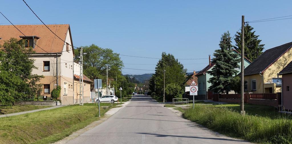 Az épületek az utcakép szerves részét képezik, melyek erőteljesen jelennek meg; tükrözik az adott utcára, településrészre jellemző beépítési módot, a kialakult homlokzatmagasságokat.