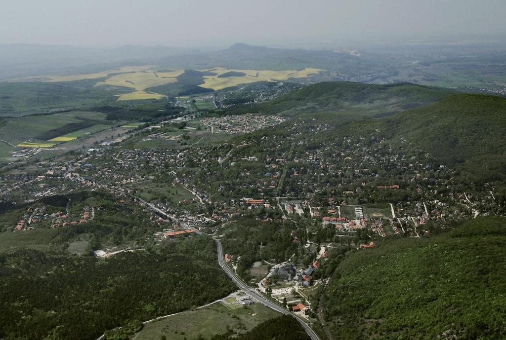 3 Örökségünk Piliscsaba a Pilist és a Budai-hegységet elválasztó völgyben 200 méter magasan, 25,57 km 2 -en elterülő település.