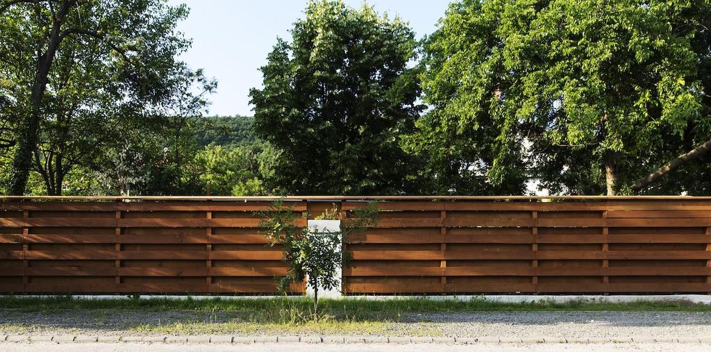 Alkalmazhatunk tömött, nyírott sövényt élő kerítésként a meglévő szerkezet kiegészítéseként, de akár áttört, átlátható elemeket is elhelyezhetünk, amely elő- vagy oldalkertünkbe