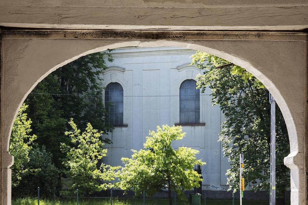 Ma is meghatározó településképi elem a városközpontban a XVIII. századi Klarisszaszállás volt épülete.