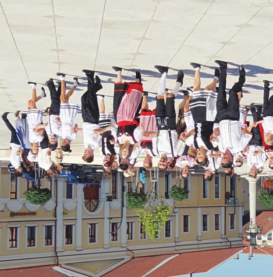 Annamaria Szilágyi, Choreografin der Tanzgruppe Regenbogen, probte mit den Anwesenden den diesjährigen Flashmob, den die Jugendlichen zuvor bereits zuhause eingeübt hatten.