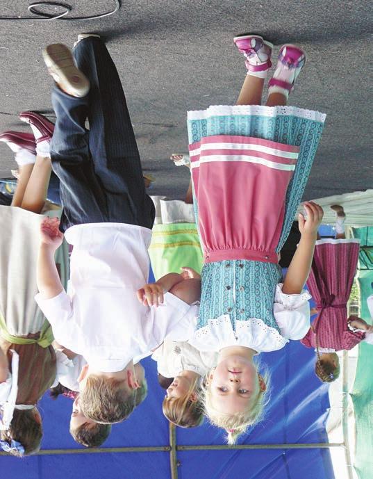 Musikalisch wurde der Gottesdienst vom Kirchenchor aus Kalmandi mitgestaltet. Wie jedes Jahr auch heuer sang auch der Bürgermeister Emmerich Sütö kräftig mit.