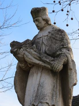 Nepomuki Szent János szobor a Petőfi S. u és a Dózsa Gy. utcák csatlakozásában található.