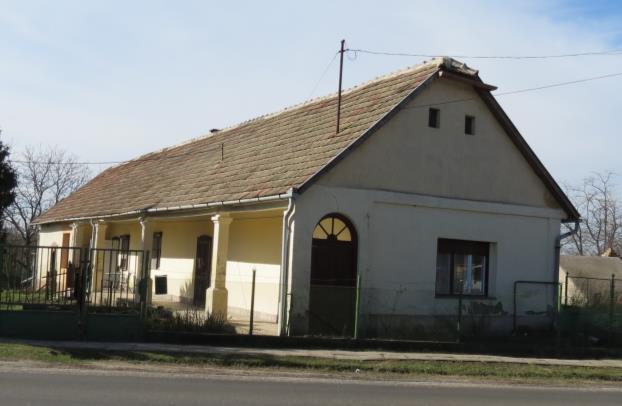 lakóépület feltehetően a XX. század elején épült. Az íves záródású tornácajtó mellett az utcai homlokzaton egy később beépített ablak található.