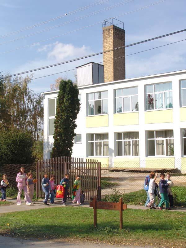 Általános iskolai feladatellátás A településen egy általános iskola található, a Bíborvég Általános Iskola. 2013.