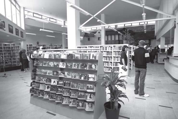 Könyvtáravatás Újpalotán A Fõvárosi Szabó Ervin Könyvtár (FSZEK) XV/3-as számú könyvtár 1983 óta mûködött 140 négyzetméteren, átmeneti helyén, a Kontyfa utca 10.-ben.