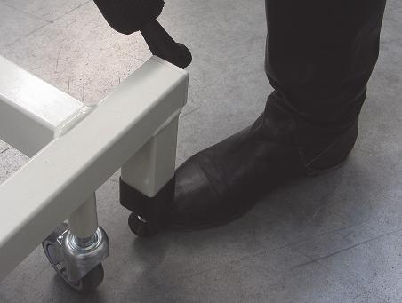 A gyárilag felszerelt csatlakozódugót ne távolítsa el, és ne használjon szerelt dugót vagy adaptert! Ügyeljen rá, hogy a tápkábel ne húzódjon a talajon, mert botlásveszélyt okozhat!