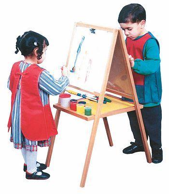Festőállvány Könnyű, hordozható, egyszerre két gyermek- alkotónak is helyet adó állvány, mely a foglalkoztató szobában és az udvaron egyaránt