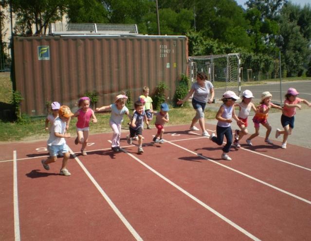 káros sugaraitól. A gyermekek fejlődésében nagy szerepet játszik a tudatosan szervezett mozgás.