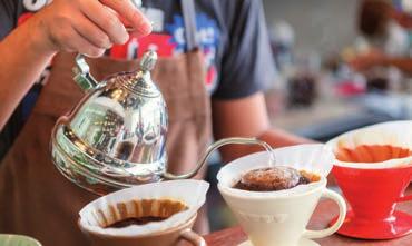 Ismerd meg kávékészítés fortélyait, és sajátítsd el a tudást a szakszerű kávéitalok elkészítéséhez: az eszpresszótól kezdve egészen a lattéig, és próbáld ki a gyakorlatban a latte art alapjait is!