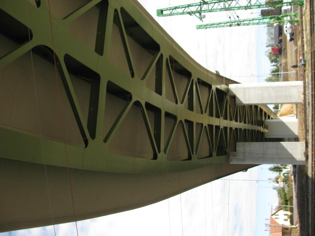 tervezhető/méretezhető Szombathely, Csaba utcai közúti felüljáró A híd adatai: Tervezés éve: Építés éve: Szerkezeti rendszer: Terhelési osztály: Támaszköz: Hídszélesség