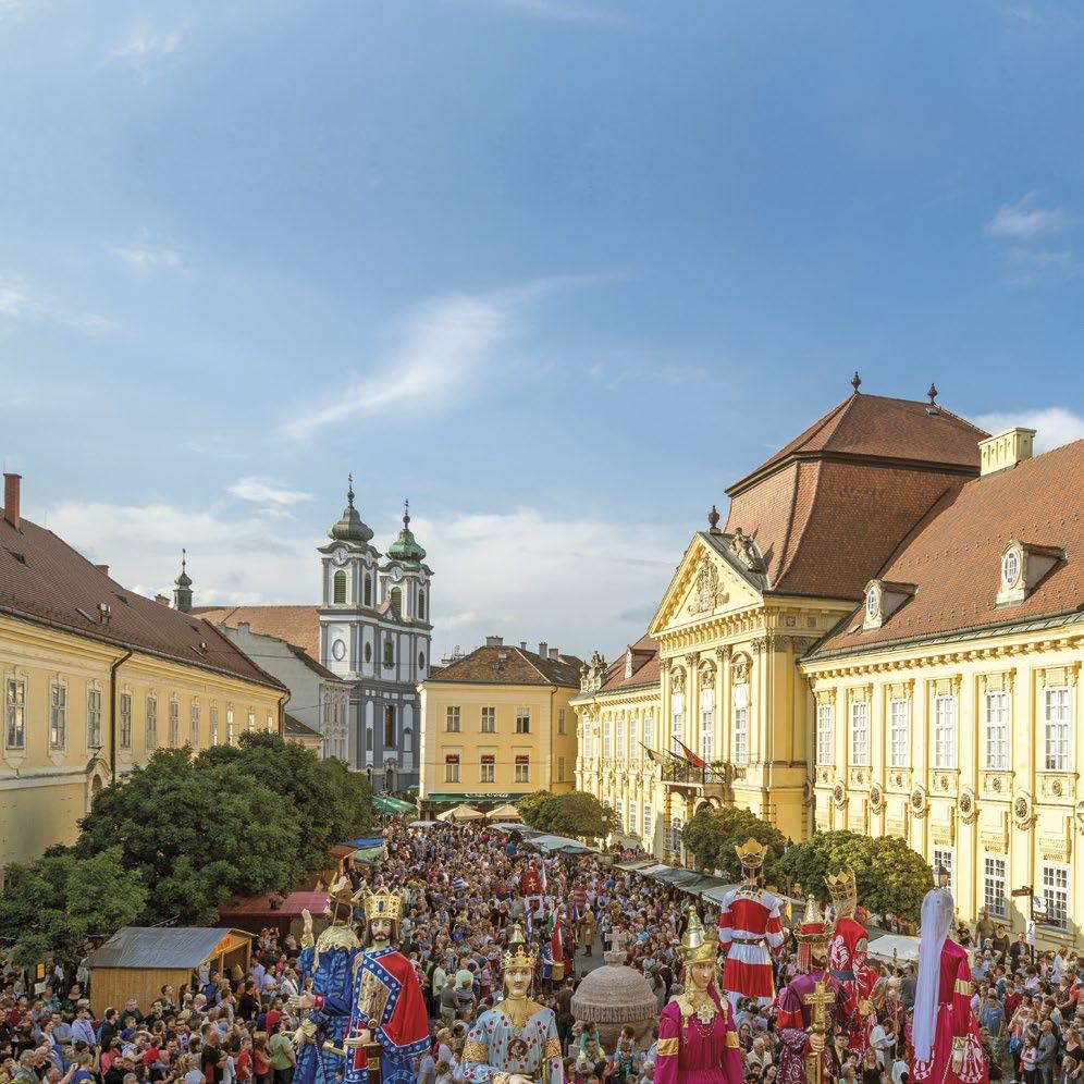 Hagyják kalandozni a gyerekeket a térkőbe épített, színesen fénylő indák fölött, vagy a szökőkutak fel-felszökkenő vízoszlopai közt.